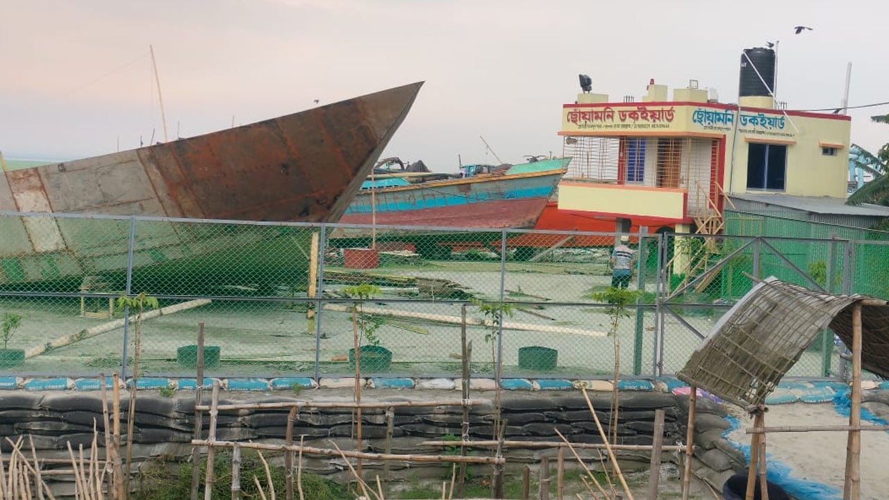 আ.লীগ নেতার ডকইয়ার্ড নির্মাণে হুমকির মুখে শহর রক্ষা বাঁধ
