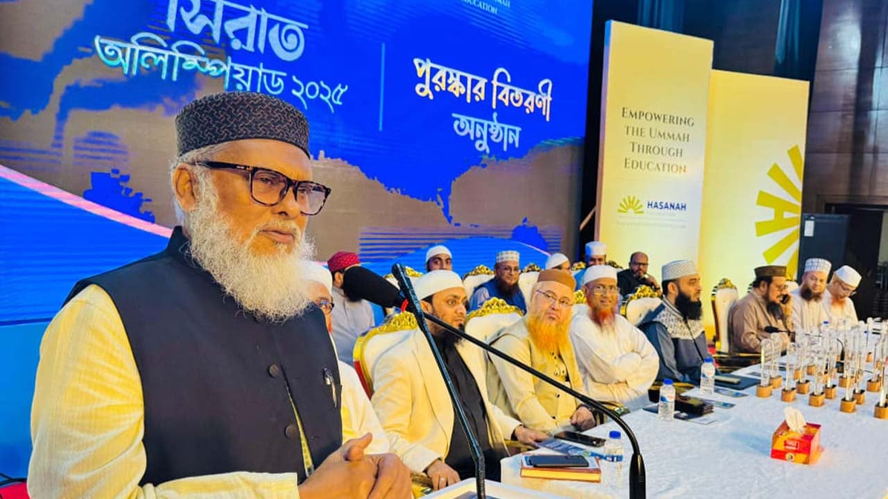 সীরাত অলিম্পিয়াড বিজয়ীদের হাতে পুরস্কার দিলেন ধর্ম উপদেষ্টা