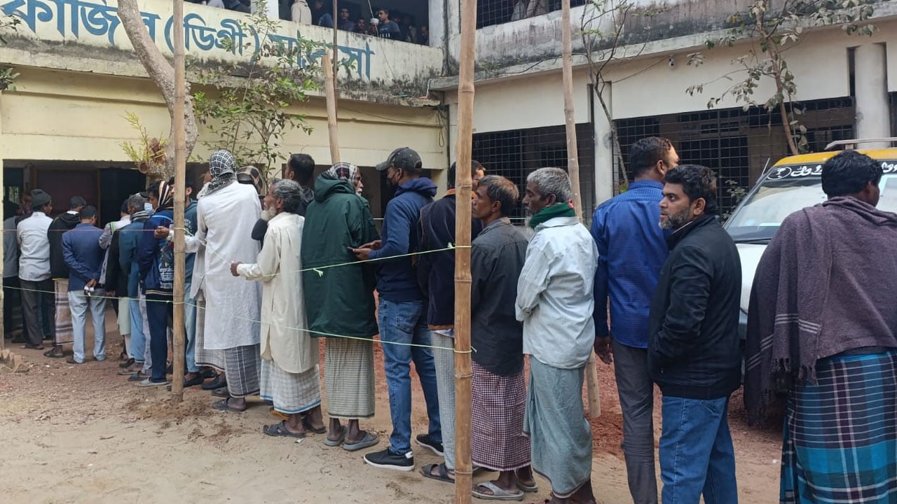 চট্টগ্রাম-৪ ধীরগতিতে চলছে ভোটগ্রহণ, দীর্ঘ হচ্ছে ভোটারের লাইন