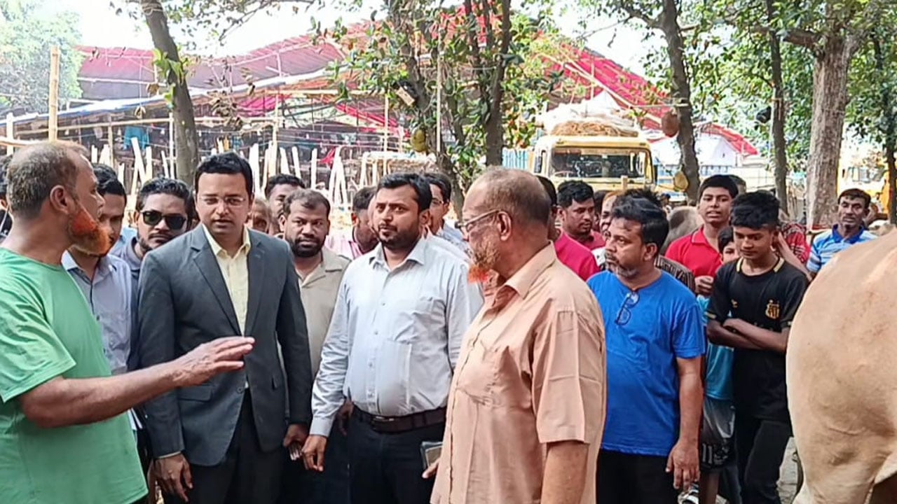 সীতাকুণ্ডে অস্থায়ী পশুর হাট বন্ধে মরিয়া ঠিকাদার
