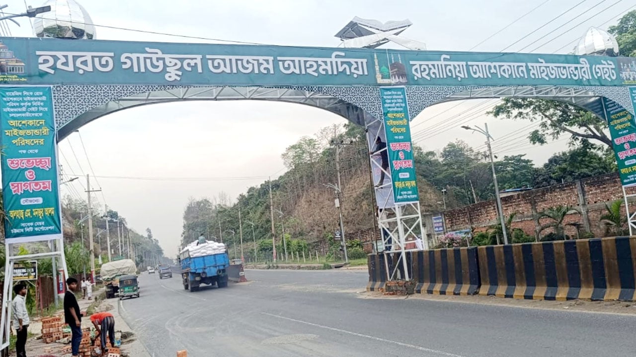 সীতাকুণ্ডে মহাসড়কে অবৈধ লোহার তোরণ অপসারণে কঠোর অবস্থানে সিডিএ