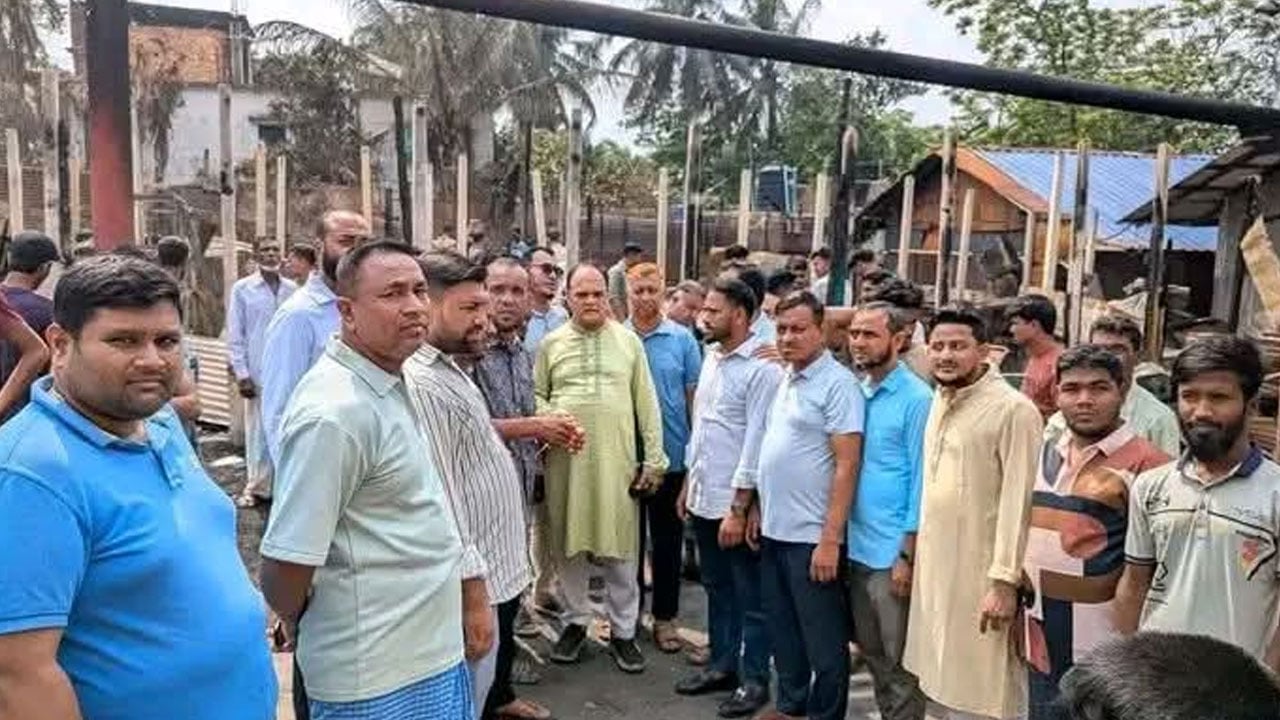 সীতাকুণ্ডে মধ্যরাতে খামার-দোকানে অগ্নিকাণ্ড, পুড়ল ২৪ গবাদিপশু