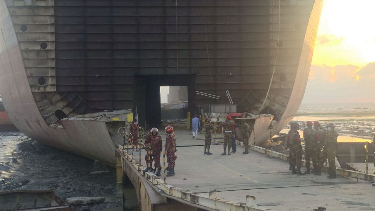 সীতাকুণ্ডে ফেরদৌস স্টিল শিপইয়ার্ডকে ৫ লাখ টাকা জরিমানা