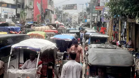 সড়ক-ফুটপাত দখল ও অবৈধ স্ট্যান্ডে সীতাকুণ্ডে তীব্র যানজট, ভোগান্তিতে পৌরবাসী