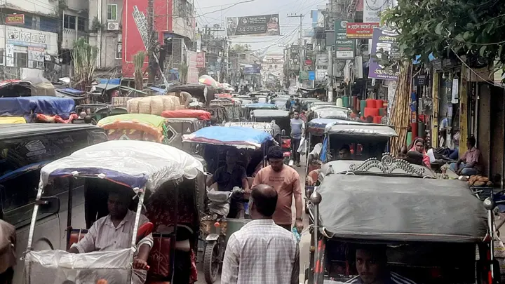 সড়ক-ফুটপাত দখল ও অবৈধ স্ট্যান্ডে সীতাকুণ্ডে তীব্র যানজট, ভোগান্তিতে পৌরবাসী