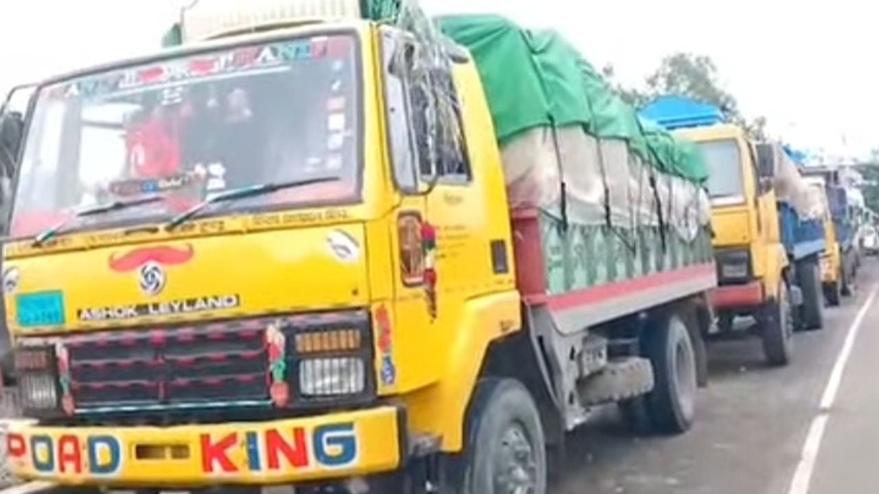 ঘাটে শত শত ট্রাকের জট, সাত দিন পর সচল বাঁশবাড়িয়া নৌপথ