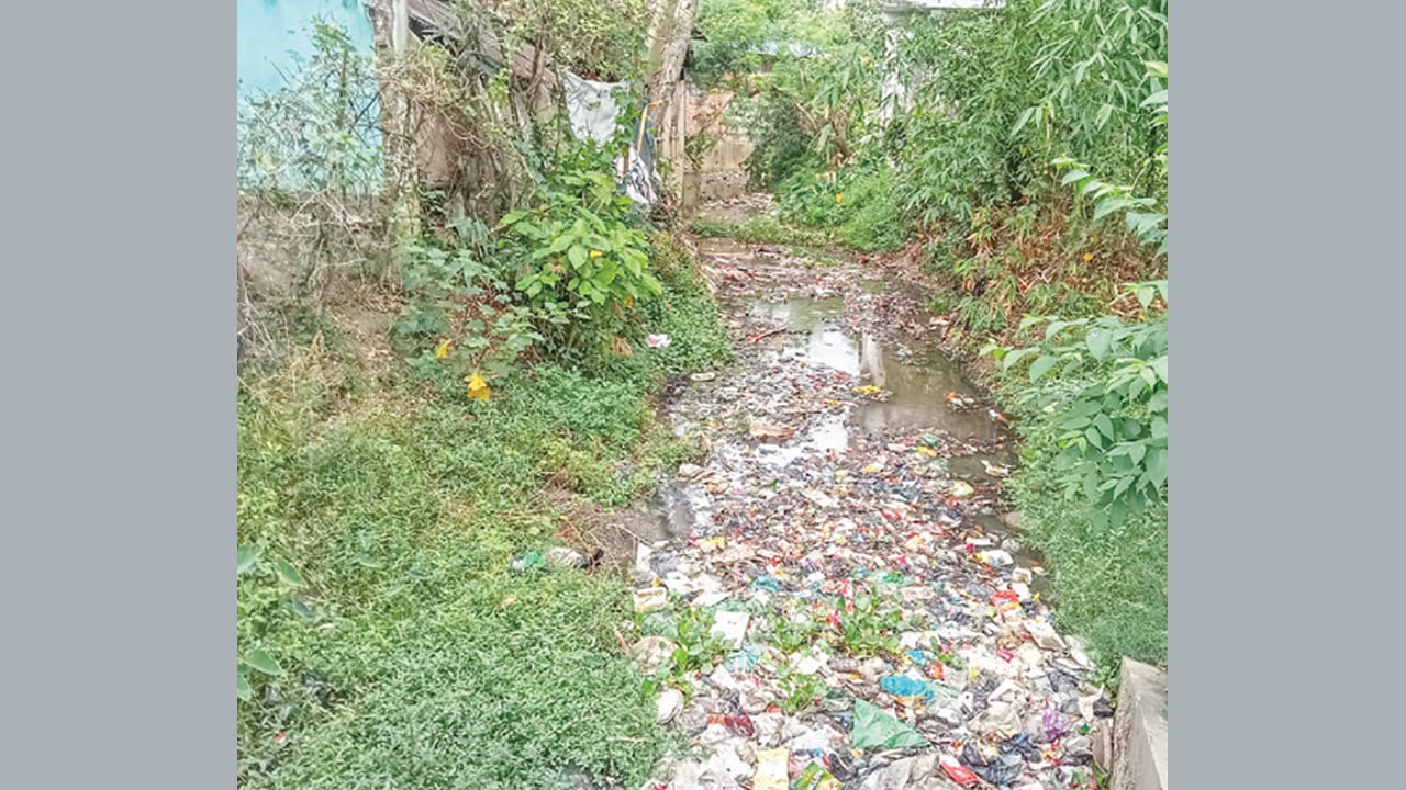 দখল-দূষণে মৃত ঝরঝরি খাল, বাড়ছে জলাবদ্ধতা