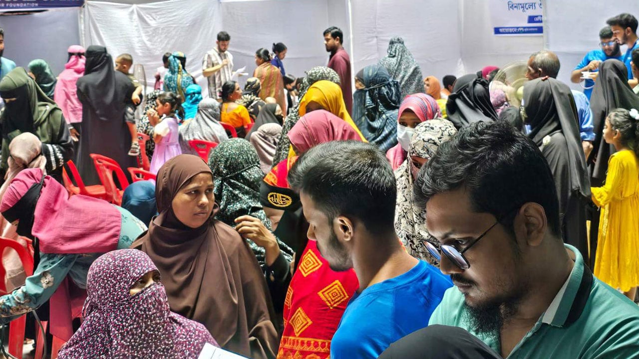 ক্যান্সারের কাছে হারলেও বেঁচে আছে মুনিরের স্বপ্ন, বিনামূল্যে চিকিৎসাসেবায় ‘মুনির ফাউন্ডেশন’