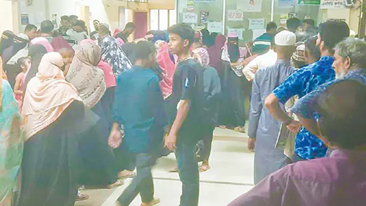 সীতাকুণ্ড স্বাস্থ্য কমপ্লেক্সে খুঁড়িয়ে চলছে চিকিৎসাসেবা
