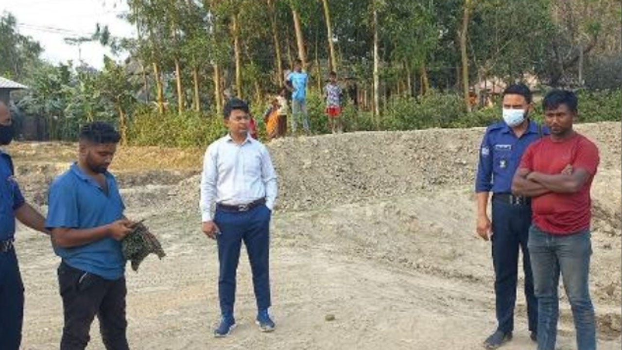 সীতাকুণ্ডে অবৈধভাবে মাটি কাটা ও পরিবহনের দায়ে এক লাখ টাকা জরিমানা