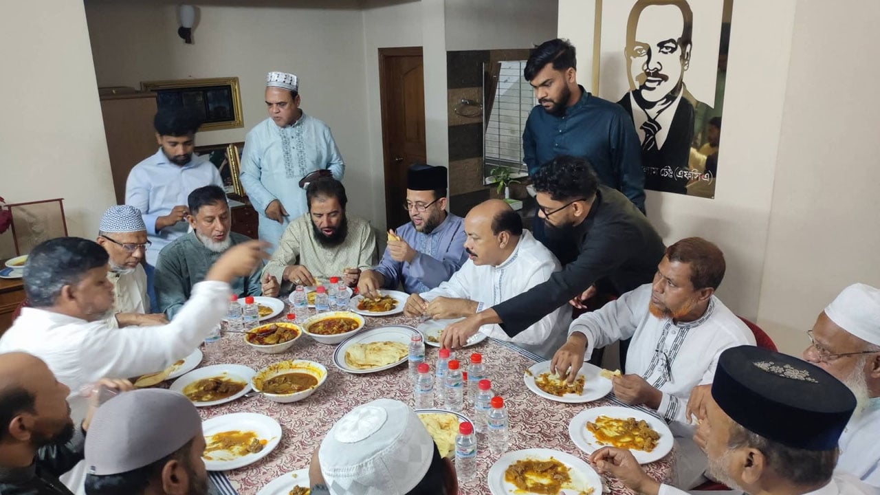 ঈদ পুনর্মিলনীতে রূপ নিলো সীতাকুণ্ডে মেজবান আয়োজন