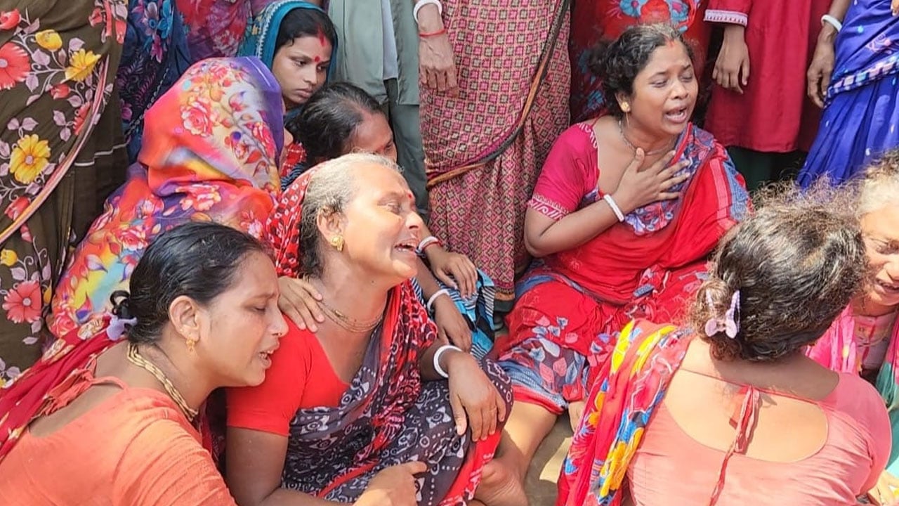 সীতাকুণ্ডে বিষাক্ত গ্যাসে পলাশের মৃত্যু, অনাগত সন্তান নিয়ে দিশেহারা স্ত্রী