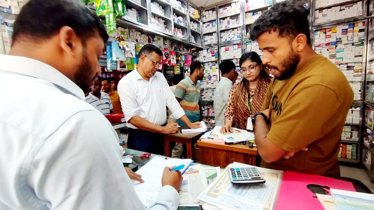 ভেজাল ও মেয়াদোত্তীর্ণ ওষুধ বিক্রি, সীতাকুণ্ডে ৪ ফার্মেসিকে জরিমানা