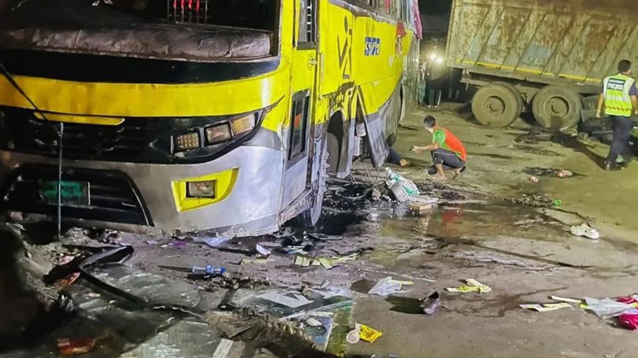 ভয়াবহ সড়ক দুর্ঘটনায় নারী নিহত, দেড় ঘণ্টা যান চলাচল বন্ধ