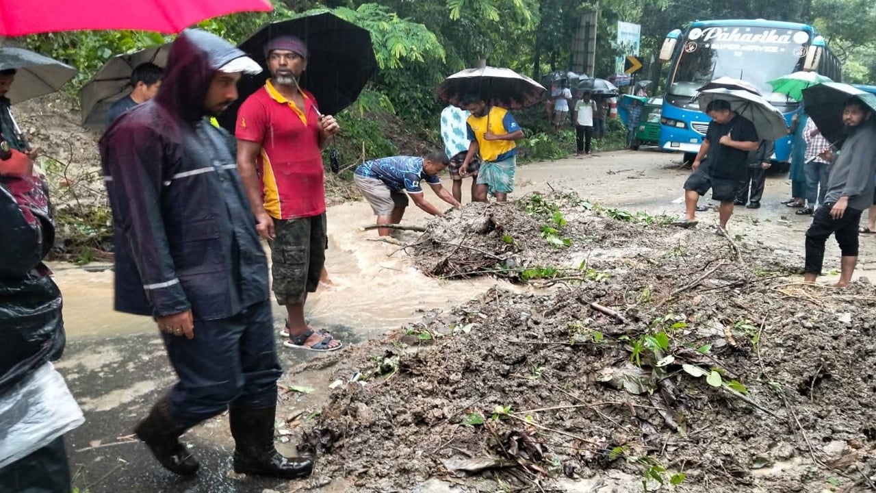 টানা বৃষ্টিতে সাজেকের সঙ্গে সারা দেশের সড়ক যোগাযোগ বন্ধ