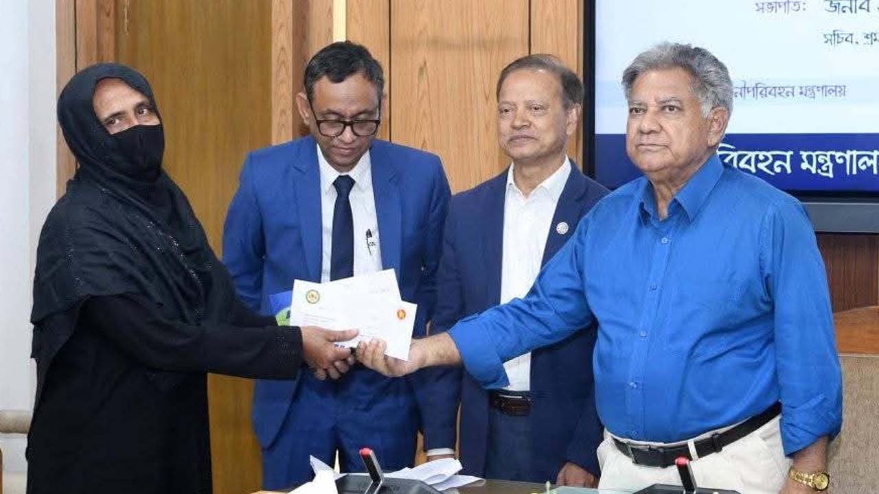 দুর্ঘটনায় নিহত ৬ নৌশ্রমিকের পরিবার পেল ৩০ লাখ টাকা