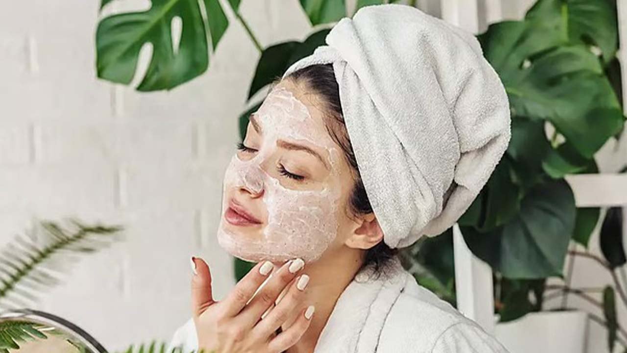 শীতে ত্বক ভালো রাখতে যে নিয়মগুলো মেনে চলবেন