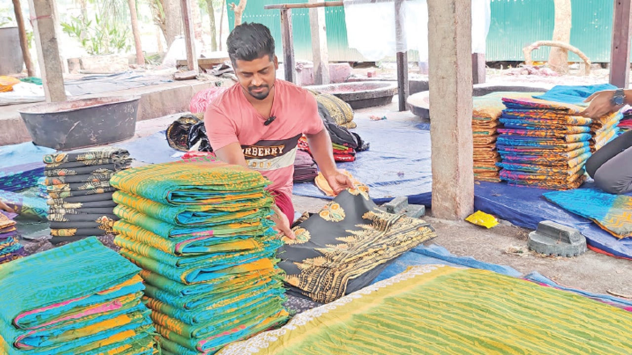 সংকটে কুমিল্লার বাটিক শিল্প, টিকে থাকার লড়াইয়ে কারিগররা