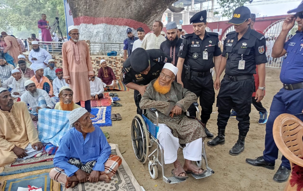 শোলাকিয়া ঈদগাহ ময়দানে আসতে শুরু করেছে মুসল্লিরা