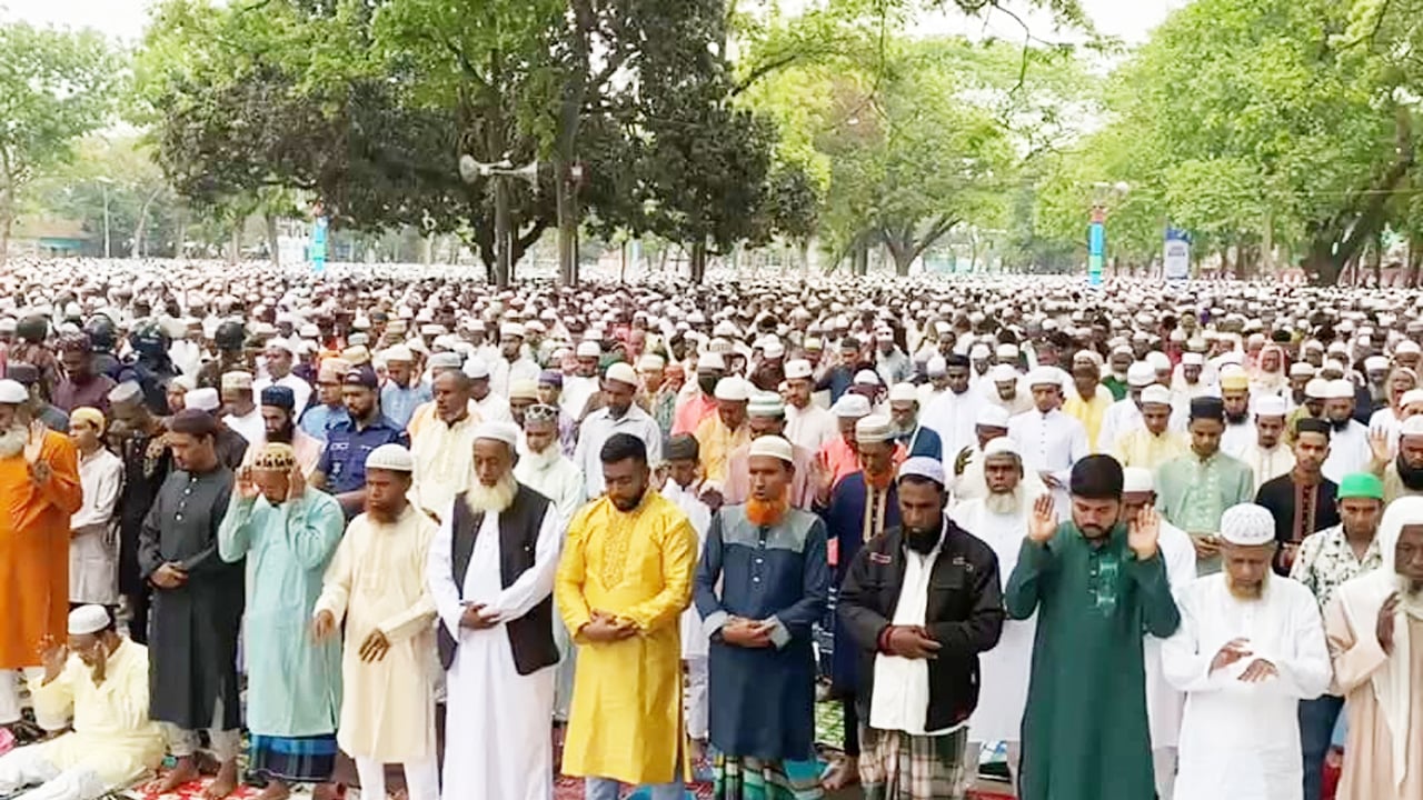 শোলাকিয়ায় লাখো মুসল্লির ঈদের নামাজ আদায়