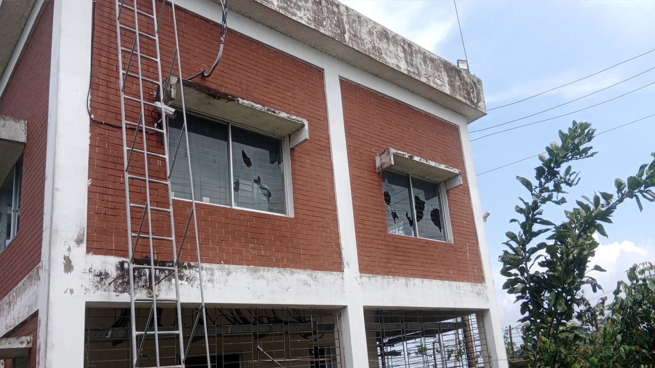ব্রাজিলের খেলা দেখতে না পেরে বিদুৎ অফিসে হামলা