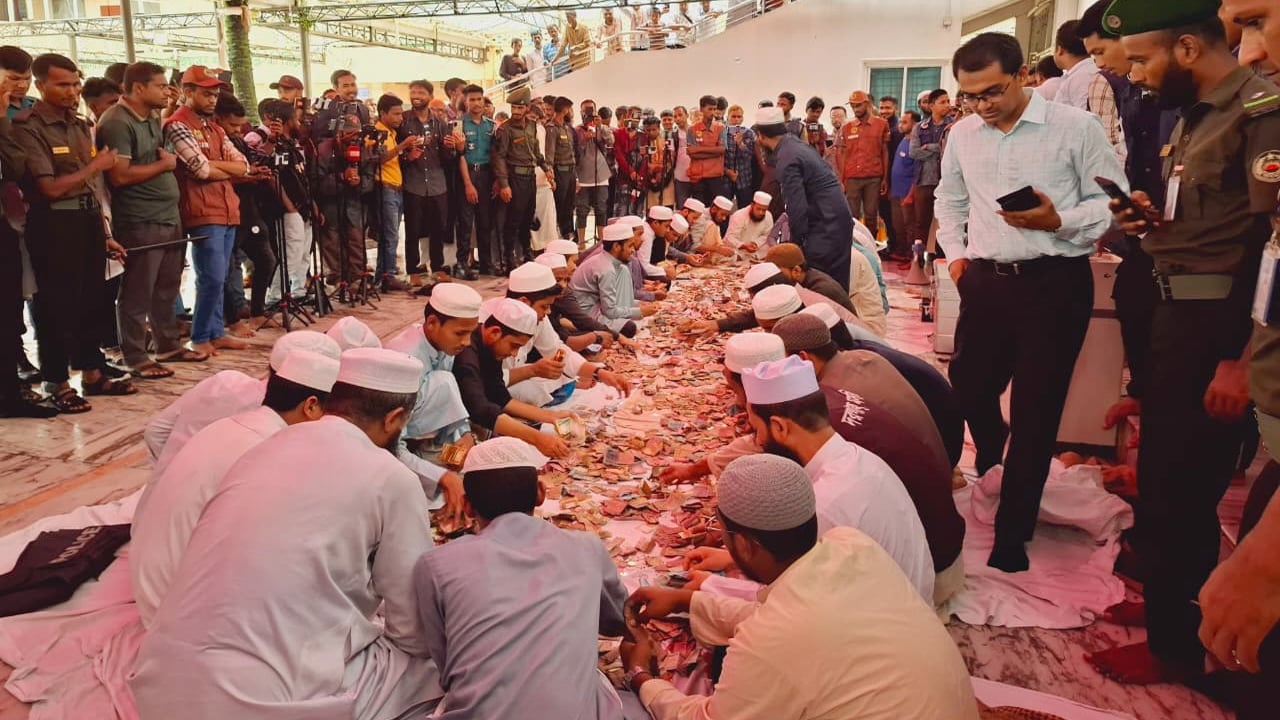 ৭শ বছরের মধ্যে প্রথমবার শাহজালাল মাজারের দানের টাকা প্রকাশ্যে গণনা