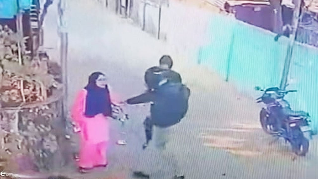 সিলেটে ফিল্মি স্টাইলে ছিনতাই, ফেসবুকে ভাইরাল