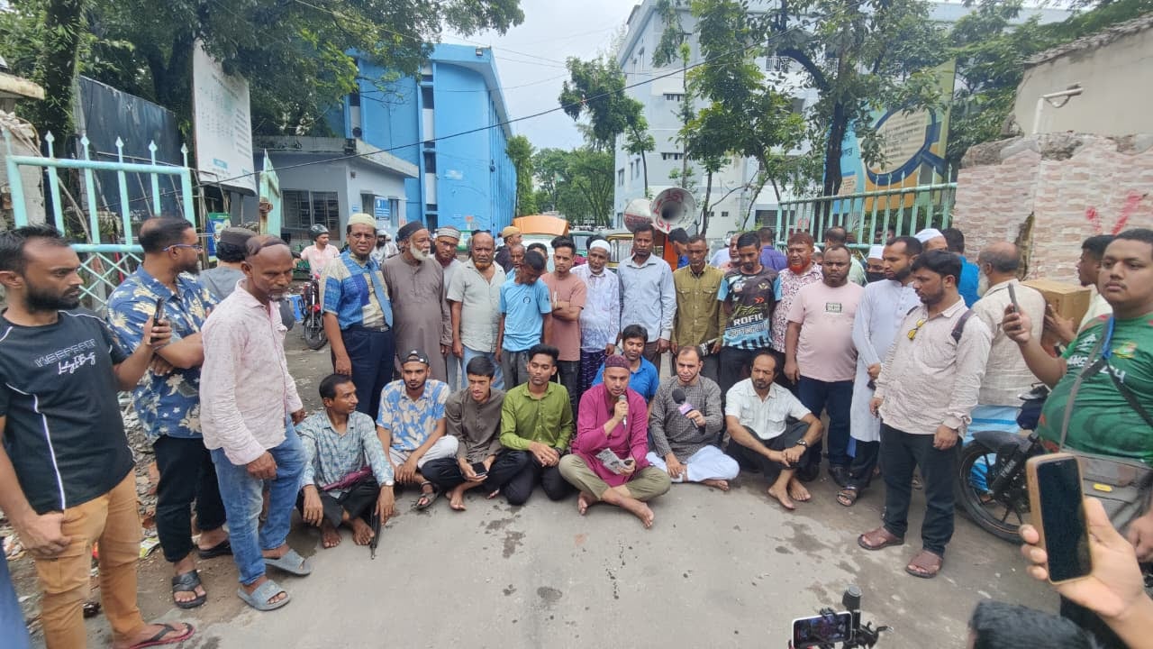 সিলেটে ডিসি সারওয়ারকে পুনর্বহালের দাবিতে বিক্ষোভ