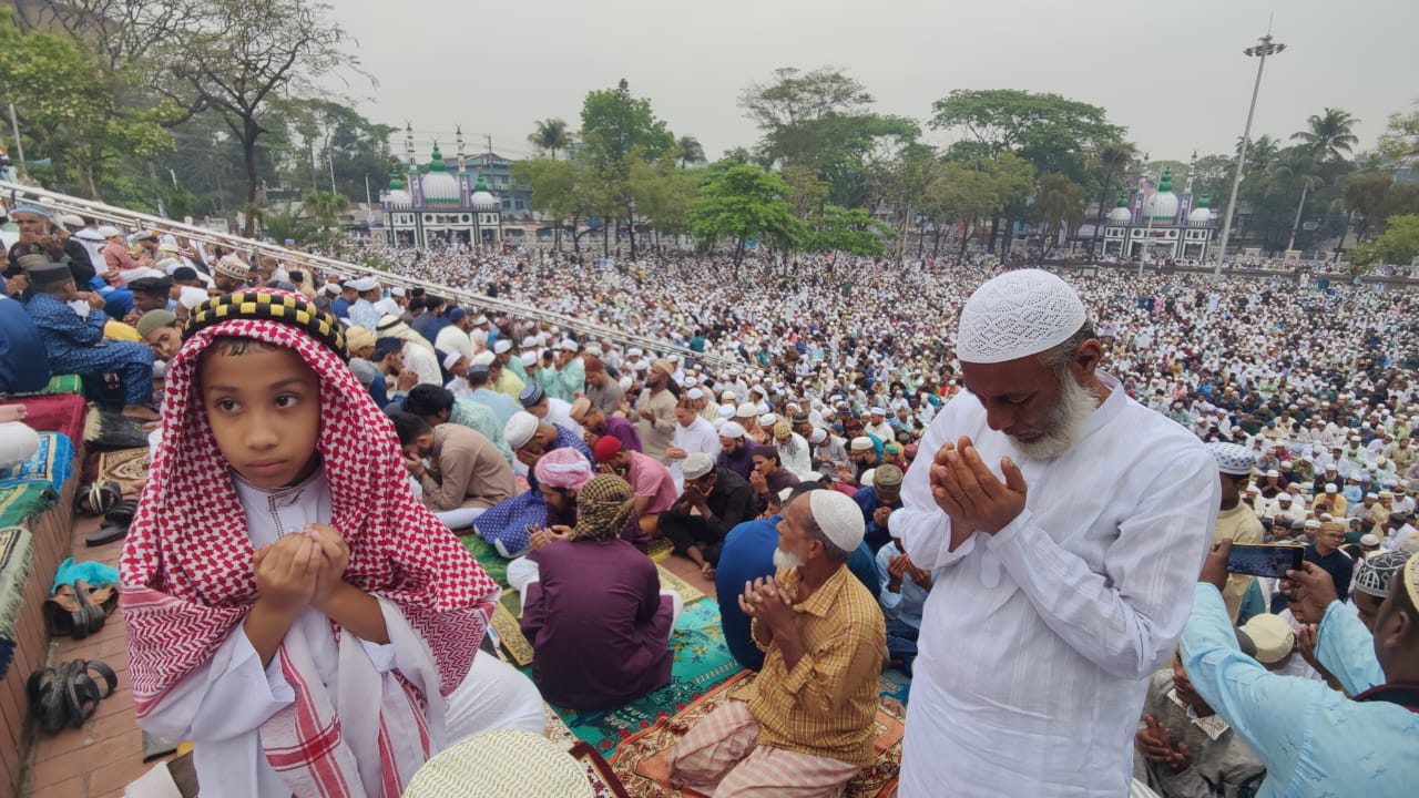 সিলেটে শাহী ঈদগাহে লাখো মুসল্লির অংশগ্রহণে ঈদের জামাত