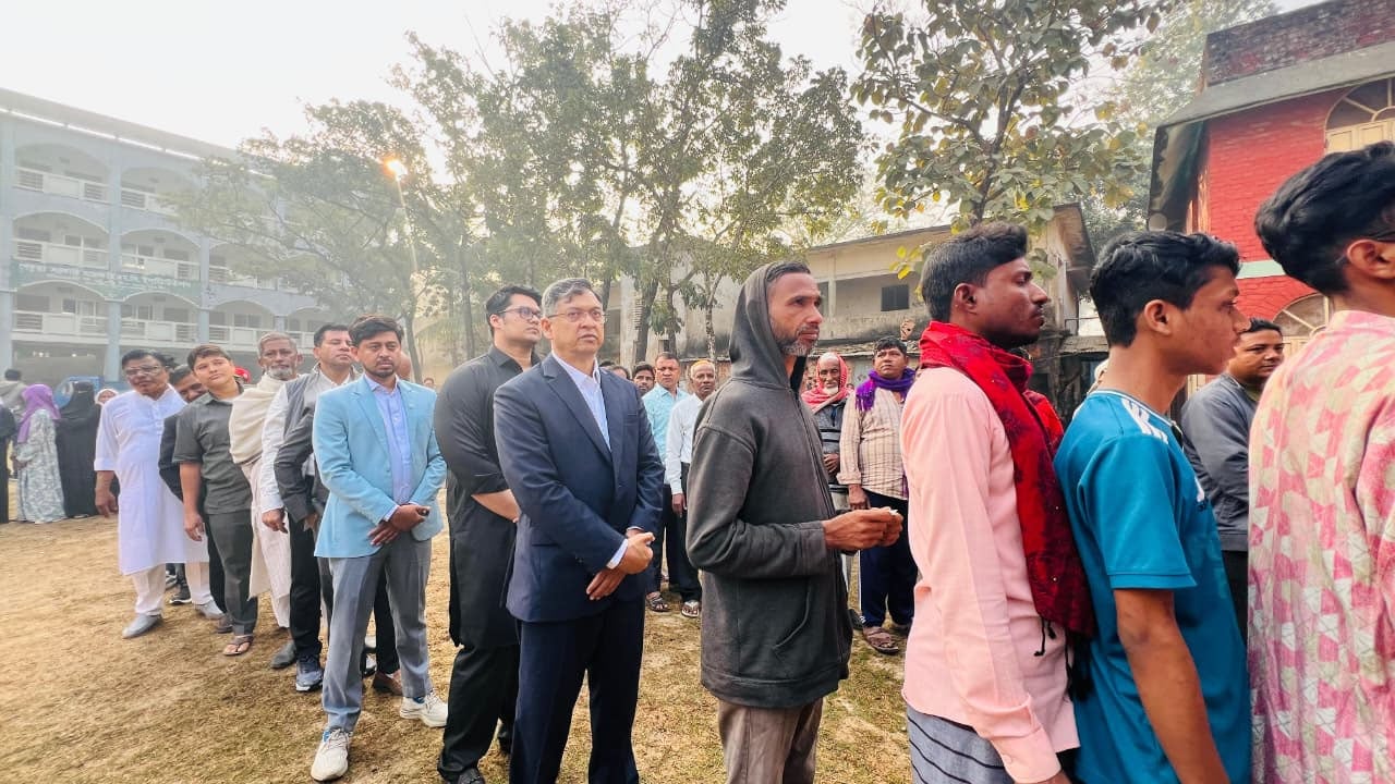 লাইনে দাঁড়িয়ে ভোট দিলেন সালাহউদ্দিন আহমদ