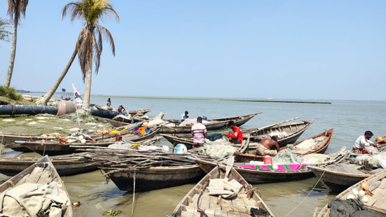 জেলেদের মাঝে ২৪ হাজার টন ভিজিএফ চাল বিতরণ