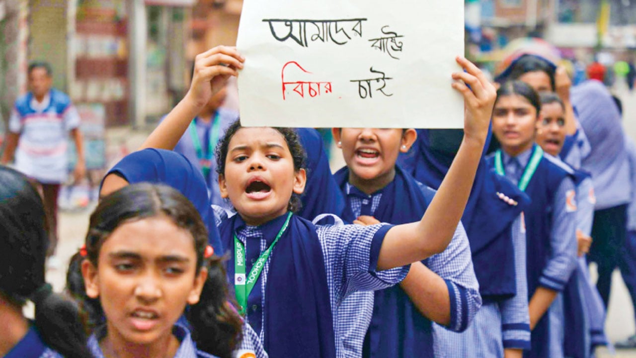 সভ্যতার মুখে রক্তাক্ত শিশুদের আর্তনাদ