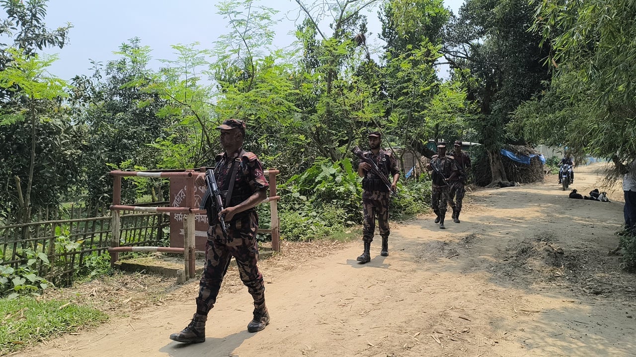 ঠাকুরগাঁও সীমান্তে কাঁচা রাস্তায় টহলে হিমশিম খাচ্ছে বিজিবি