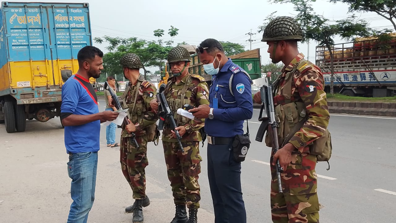 ঈদযাত্রায় স্বস্তি নিশ্চিতে ঢাকা-চট্টগ্রাম মহাসড়কে সেনাবাহিনী