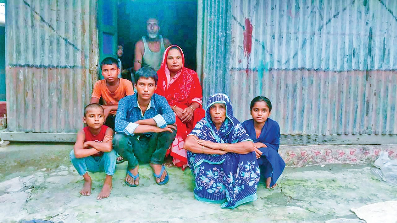 সন্দ্বীপে বয়স জালিয়াতিতে ঘানি টানছে তিন শিশুর পরিবার