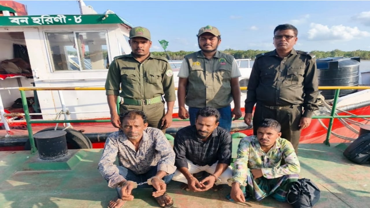 সুন্দরবনে ট্রলারসহ তিন জেলে আটক