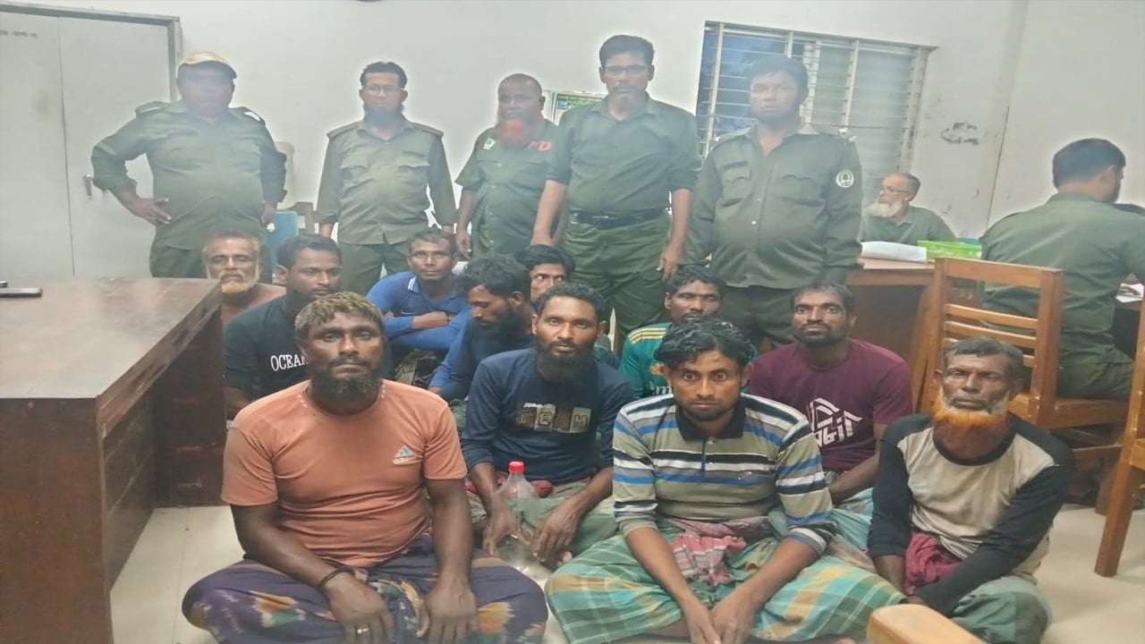 সুন্দরবনে ১ হাজার কেজি মধুসহ ১১ মৌয়াল আটক