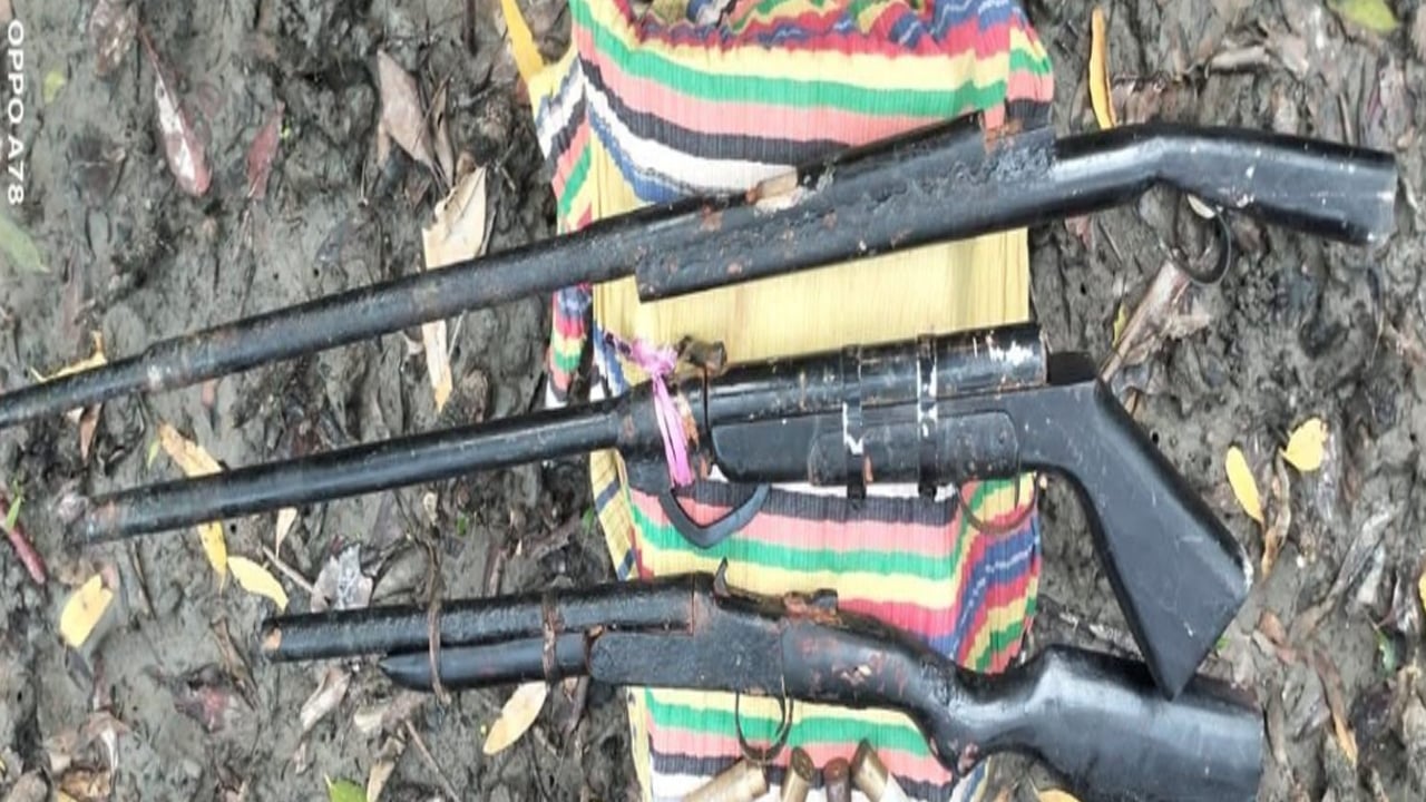 সুন্দরবনে অভিযানে ৩টি দেশীয় বন্দুক ও ৪টি কার্তুজ উদ্ধার