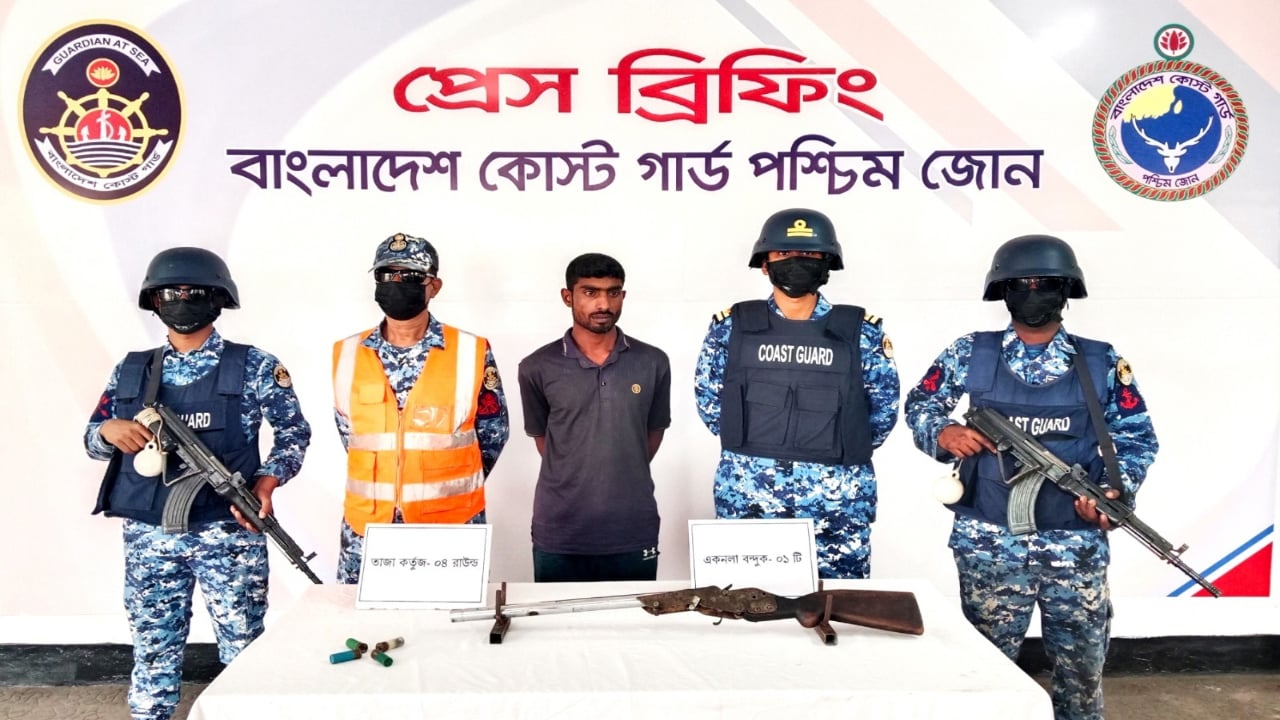 সুন্দরবনে অভিযানে অস্ত্র গুলিসহ দয়াল বাহিনীর সদস্য আটক