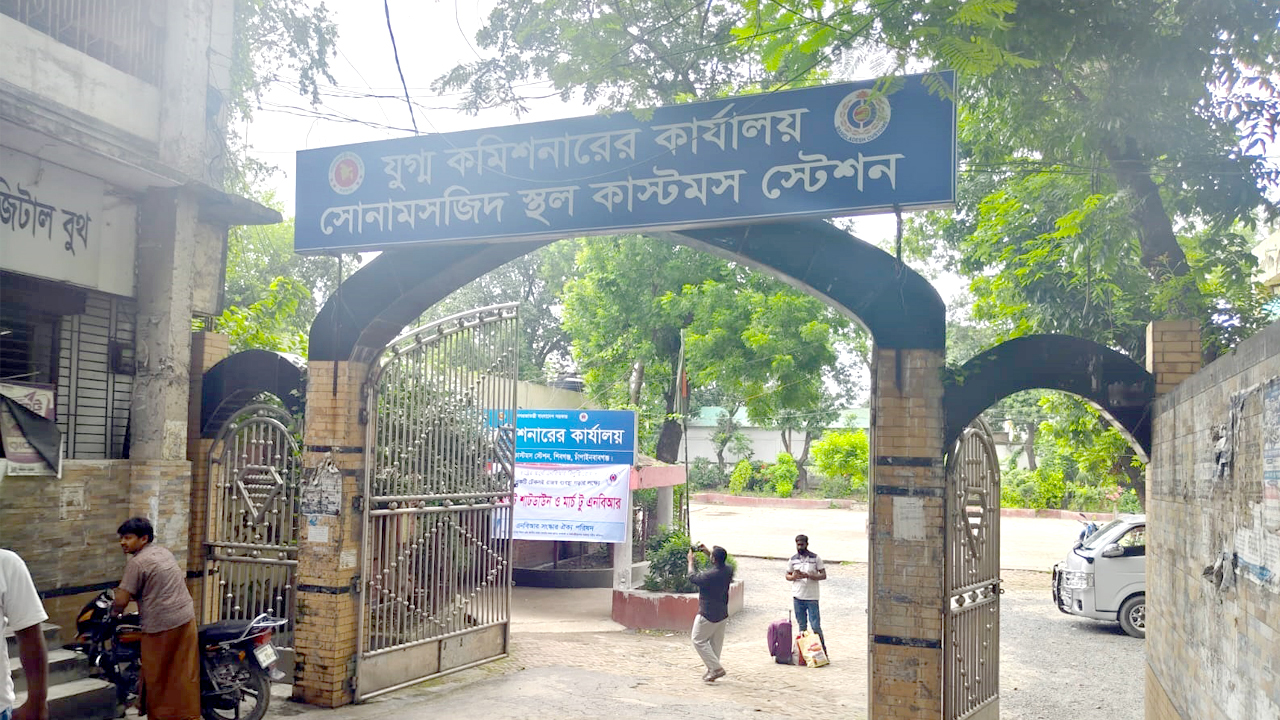কমপ্লিট শাট ডাউনে সোনা মসজিদে আটকা ৭ শতাধিক ট্রাক