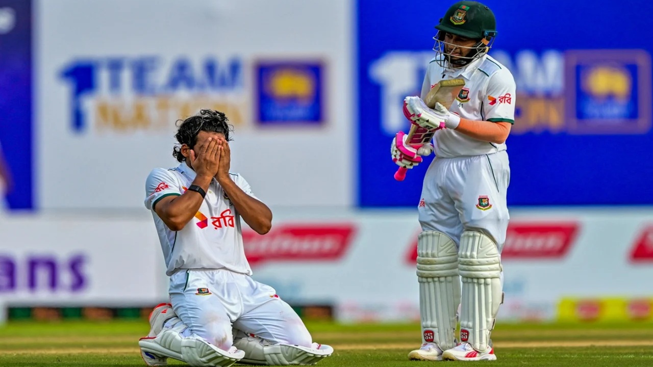 সকালের দুঃখ ভুলিয়ে দিলেন দুই সিনিয়র