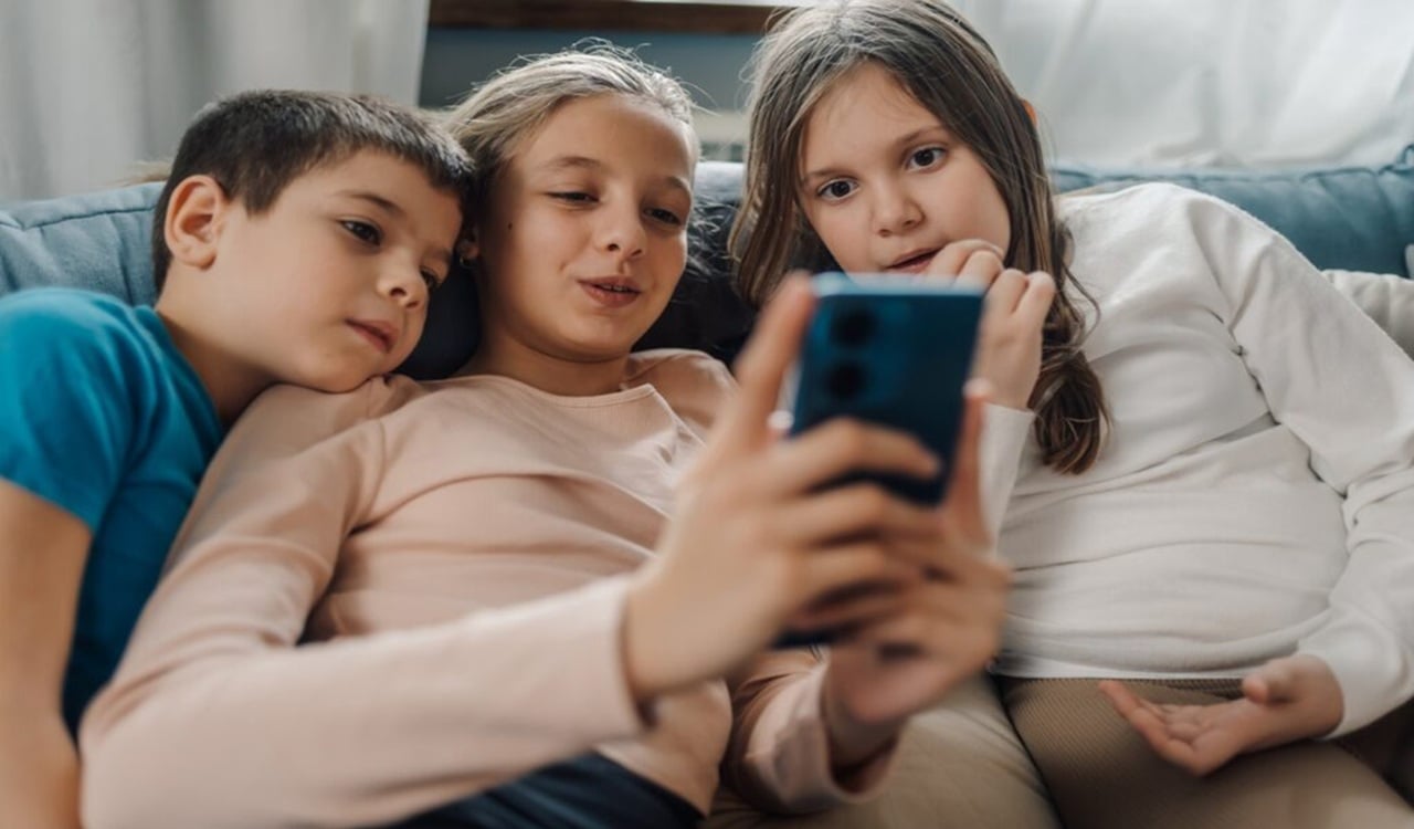 ইইউ কি এ বছর শিশুদের জন্য সোশ্যাল মিডিয়া নিষিদ্ধ করবে?