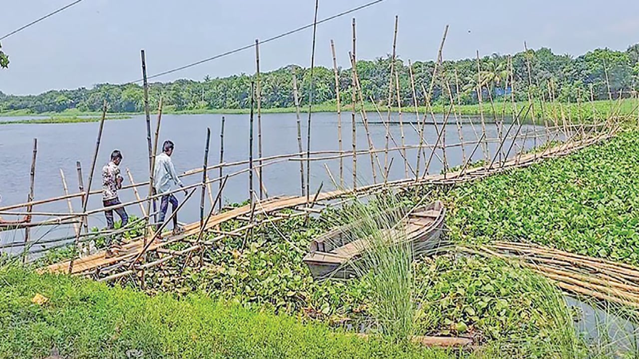 সাঁকোই ভরসা সোনারগাঁওয়ে ১০ গ্রামের মানুষের