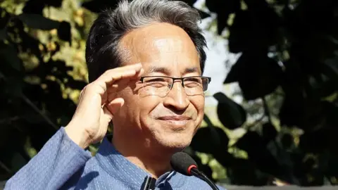 আটক নেতাদের মুক্তি না দিলে অনশন ও পদযাত্রার হুঁশিয়ারি দিলেন ওয়াংচুক