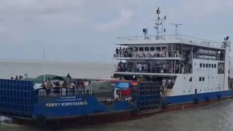 ডুবোচরে আটকে ৯ ঘণ্টা পর সন্দ্বীপ থেকে বাঁশবাড়িয়ায় ফেরি  