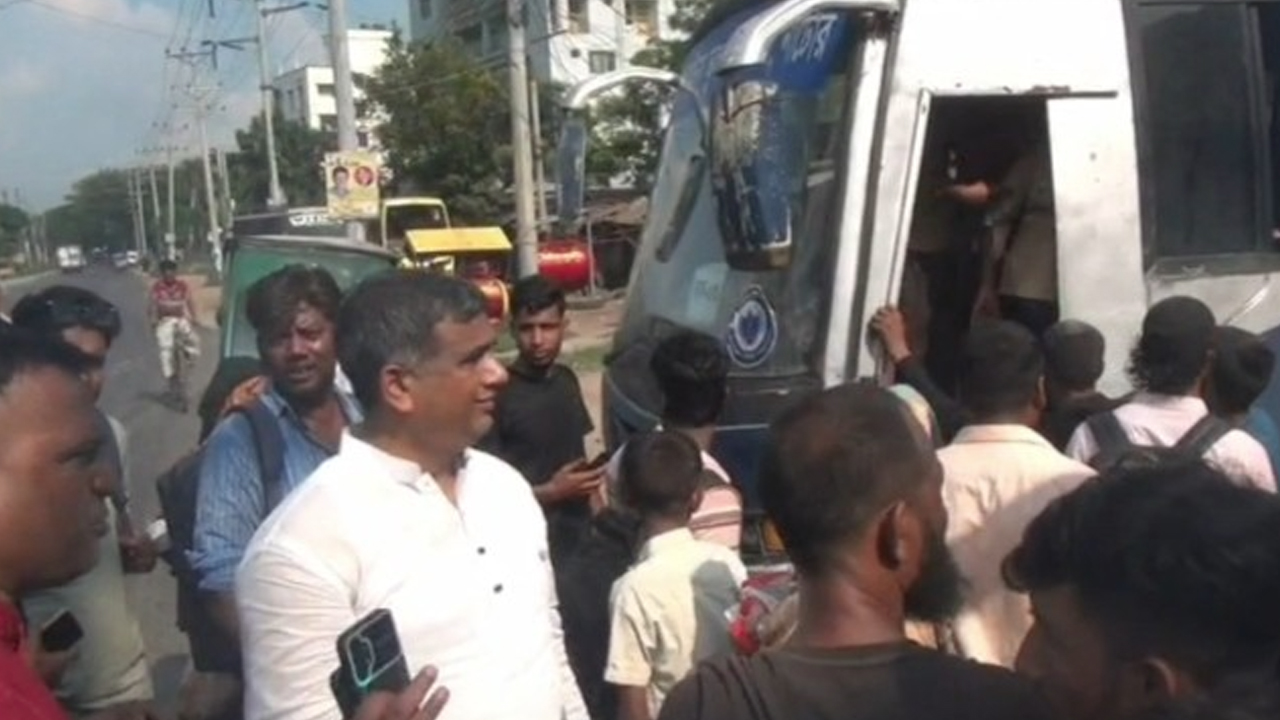 নাটোরের এসপির উদ্যোগে বিনামূল্যে ঢাকায় ফিরলেন শতাধিক যাত্রী