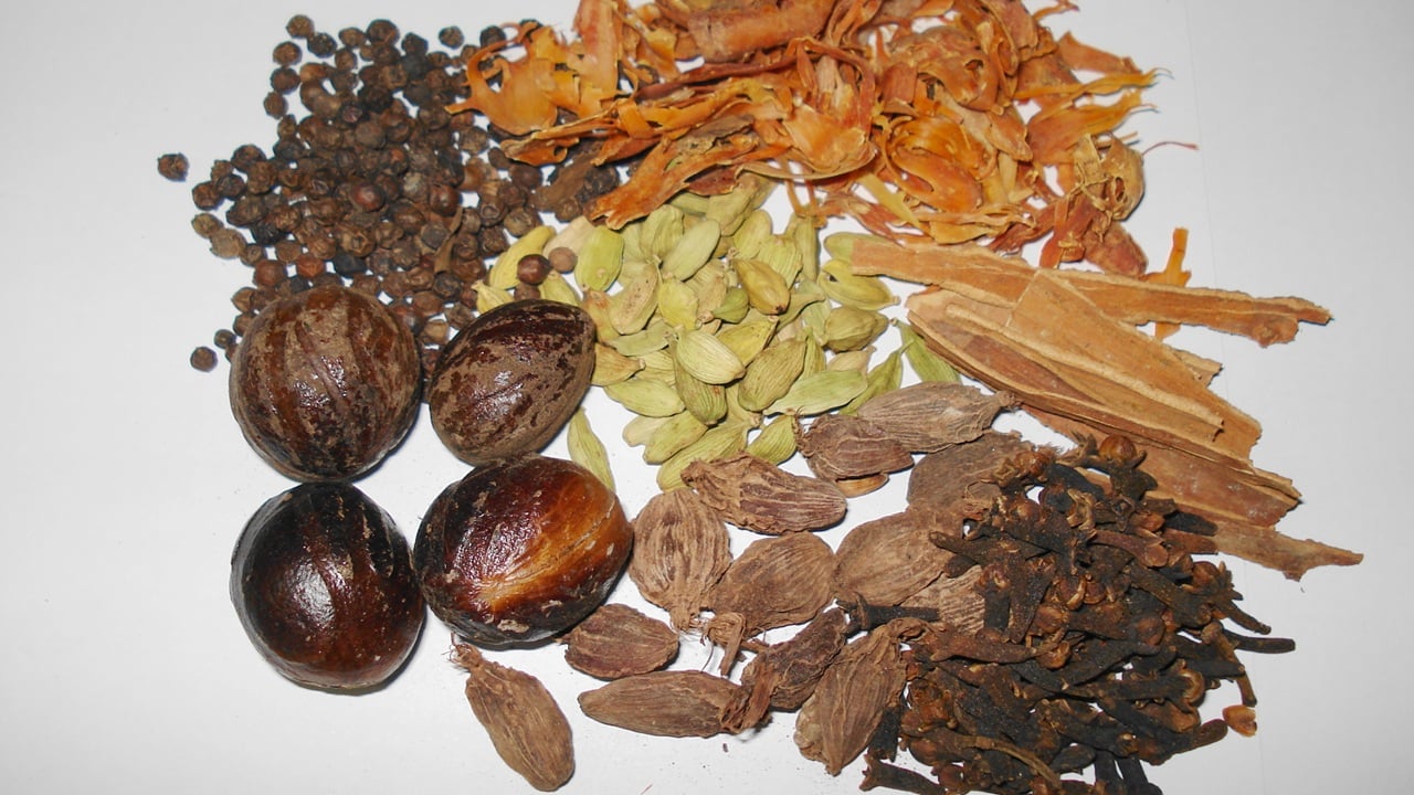 এখনো জমেনি মসলার বাজার, হচ্ছে বাড়তি দামে বিক্রি