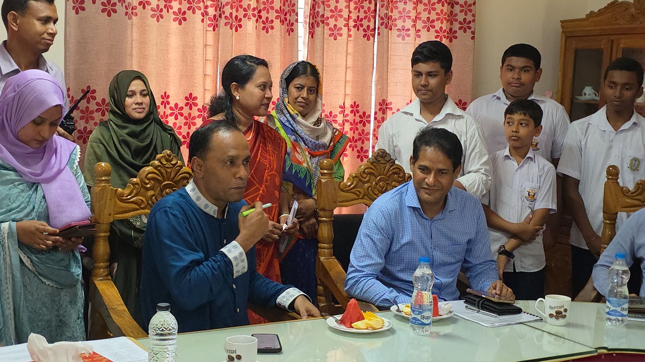 ফুলেল শুভেচ্ছা নেননি ডেপুটি স্পিকার, শিক্ষকদের উপর ক্ষুব্ধ