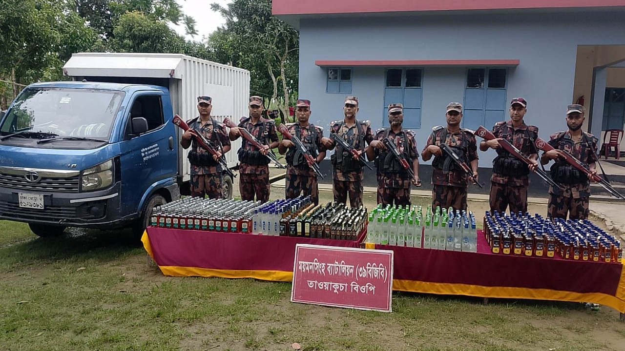 সীমান্ত এলাকায় কাভার্ড ভ্যানসহ বিপুল পরিমাণ ভারতীয় মদ উদ্ধার