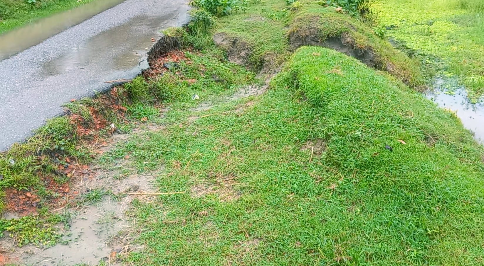 শ্রীবরদীতে ঠিকাদার পলাতক থাকায় রাস্তার কাজ বন্ধ